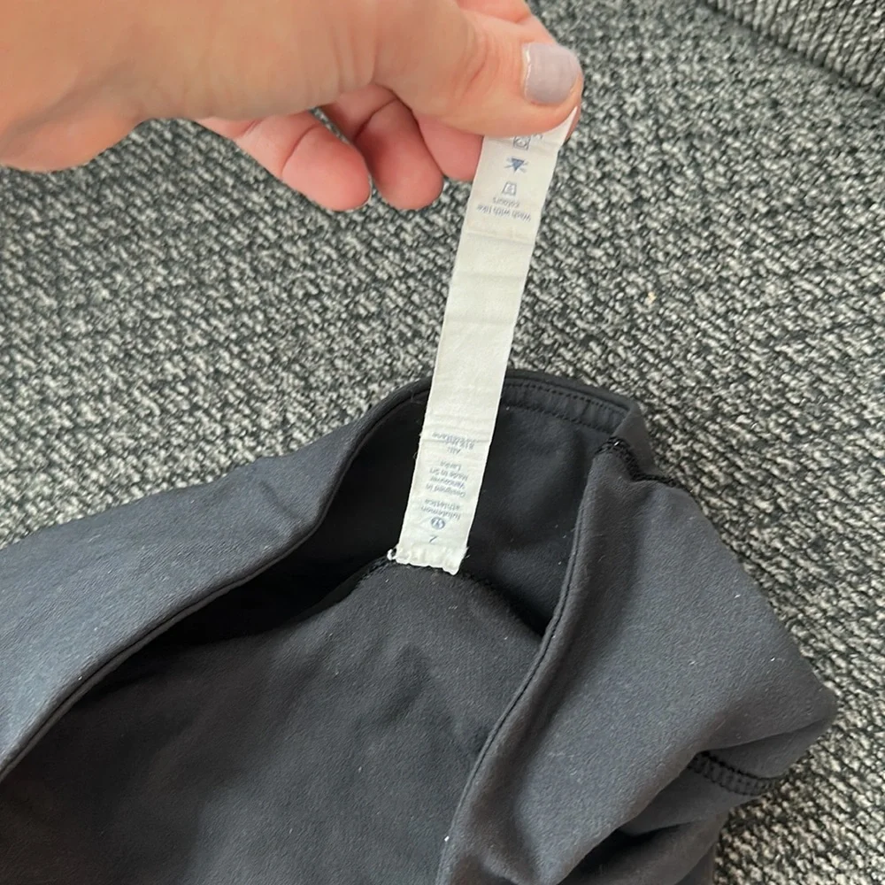 Size 2 Lululemon cropped leggings black - Picture 4 of 4